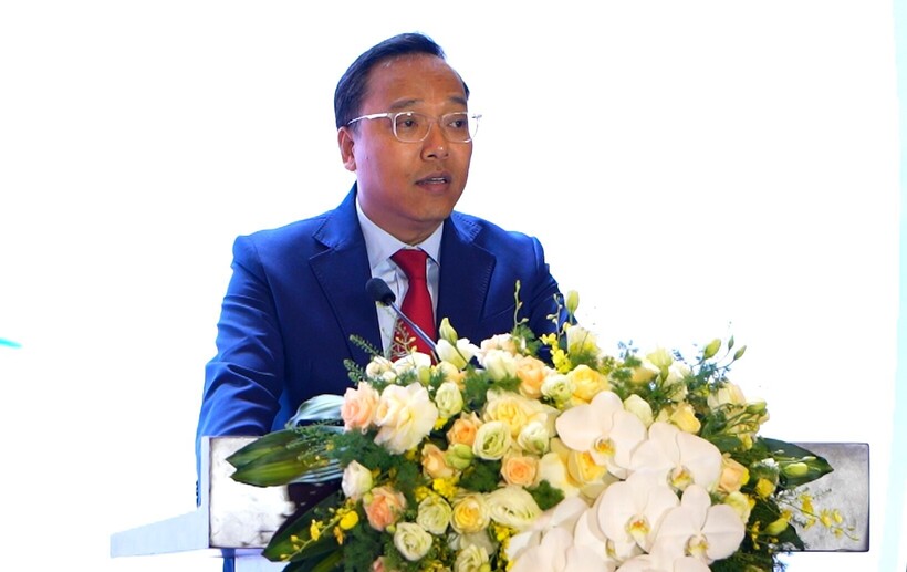 Deputy Minister of Industry and Trade Nguyen Hoang Long delivers remarks at the forum.