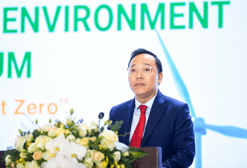 Deputy Minister of Industry and Trade Nguyen Hoang Long delivers remarks at the forum.
