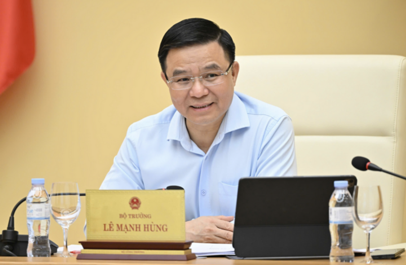 Minister of Industry and Trade Le Manh Hung chairs the thematic meeting on legislative development and key tasks for the third quarter. Photo: Can Dung