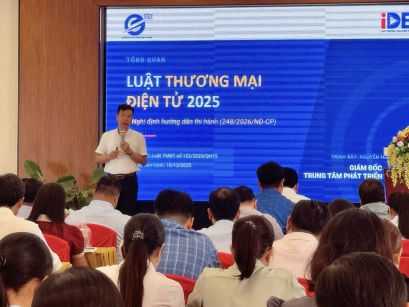 Nguyen Huu Tuan, Director of eComDX, speaks at the conference.
