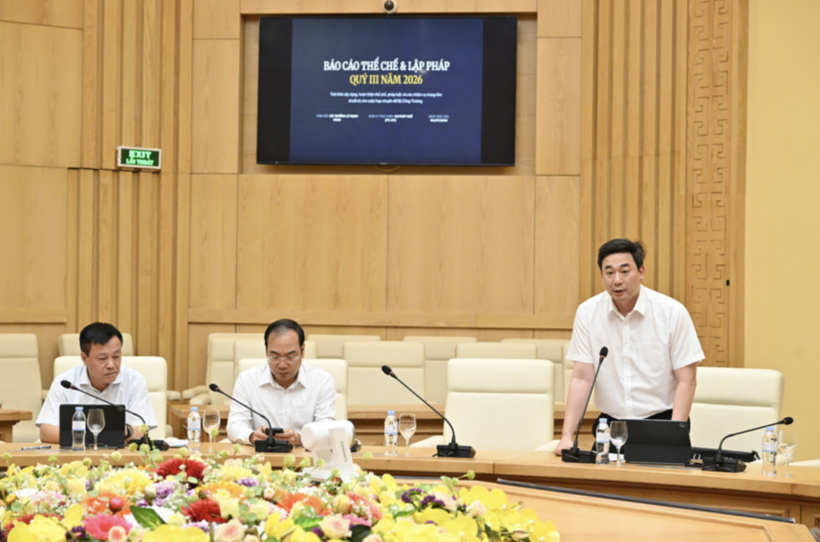 Ngo Duc Minh, Director of the Legal Department, presents a report on the progress of legislative development at the meeting. Photo: Can Dung