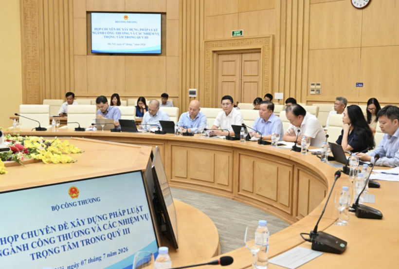 Representatives from departments, agencies and units under the Ministry of Industry and Trade attend the thematic meeting on legislative development. Photo: Can Dung