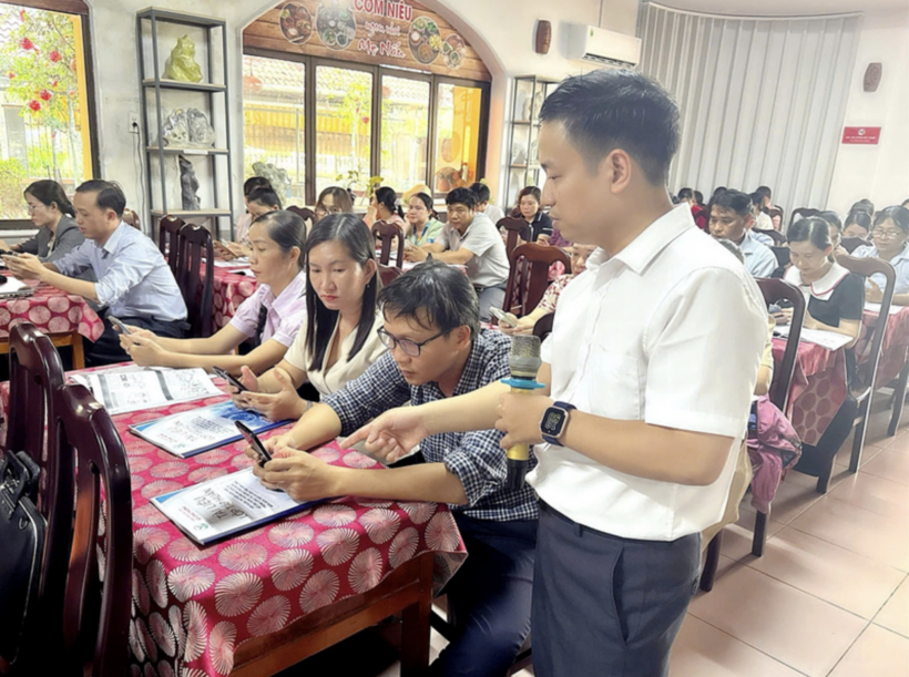 Cao Qui Long guides participants through practical AI applications in public administration.