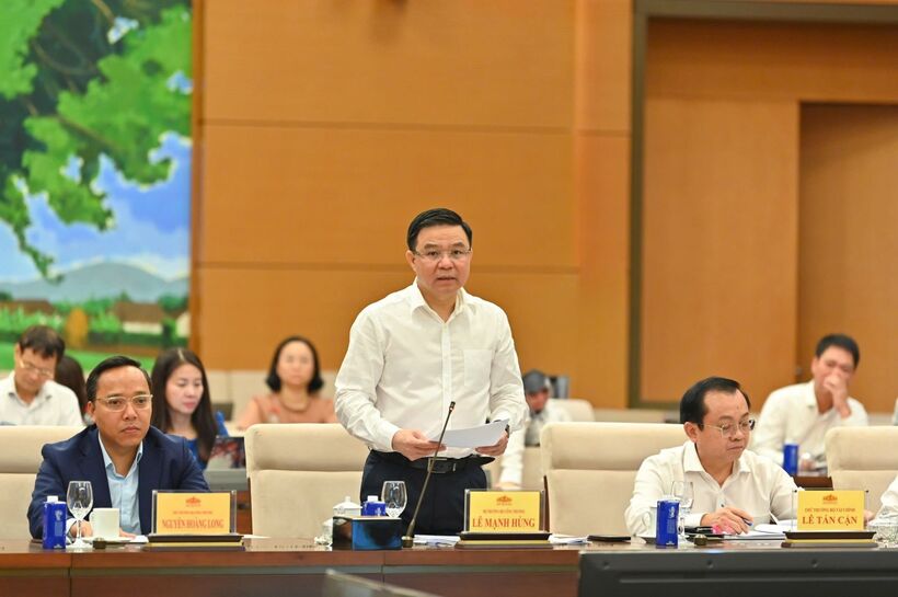 Minister Le Manh Hung presents the Government's proposal on the draft revised Law on Petroleum.