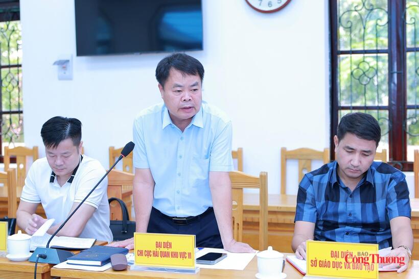 A representative of Customs Sub-Department Region VI delivers remakrs at the working session. Photo: Quynh Trang