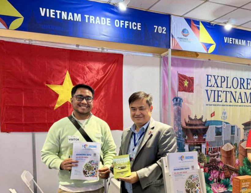 Le Phu Cuong (right), Vietnam's Trade Counsellor in the Philippines, attends a trade promotion event. Photo: Courtesy of the interviewee.