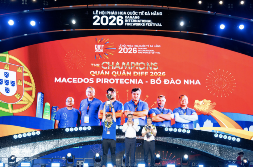 Portugal's Macedos Pirotecnia team is crowned the champion of the Da Nang International Fireworks Festival (DIFF) 2026, receiving the festival's top prize of USD 20,000. Photo: Diem Phuc