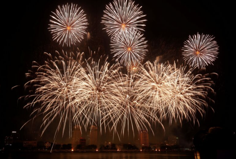 Portugal's Macedos Pirotecnia team opens the DIFF 2026 final with a spectacular fireworks display. Photo: Diem Phuc