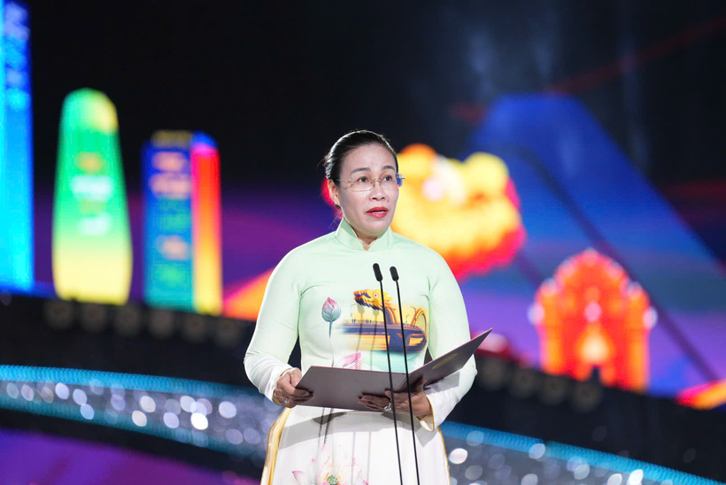 Nguyen Thi Anh Thi, Vice Chairwoman of the Da Nang People's Committee, delivers remarks at the DIFF 2026 grand finale.
