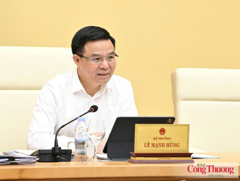 Minister of Industry and Trade Le Manh Hung chairs the conference.