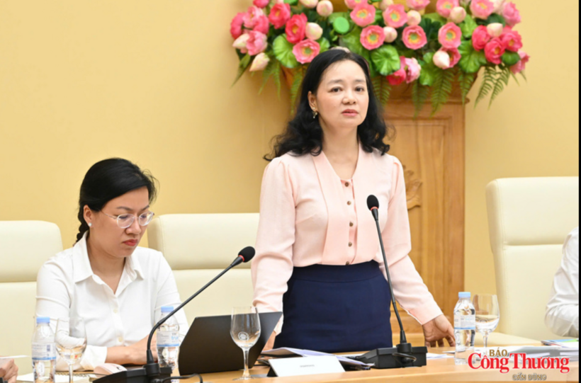 Nguyen Thi Lam Giang, Director of the Agency for Innovation, Green Transition and Industry Promotion, reports at the conference.