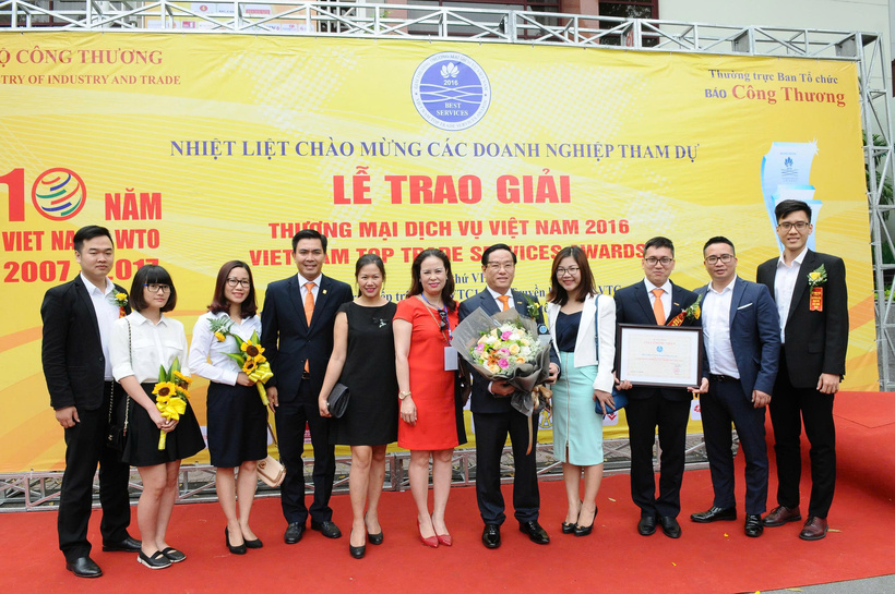 Enterprises receive the Vietnam Trade and Services Award in 2016.