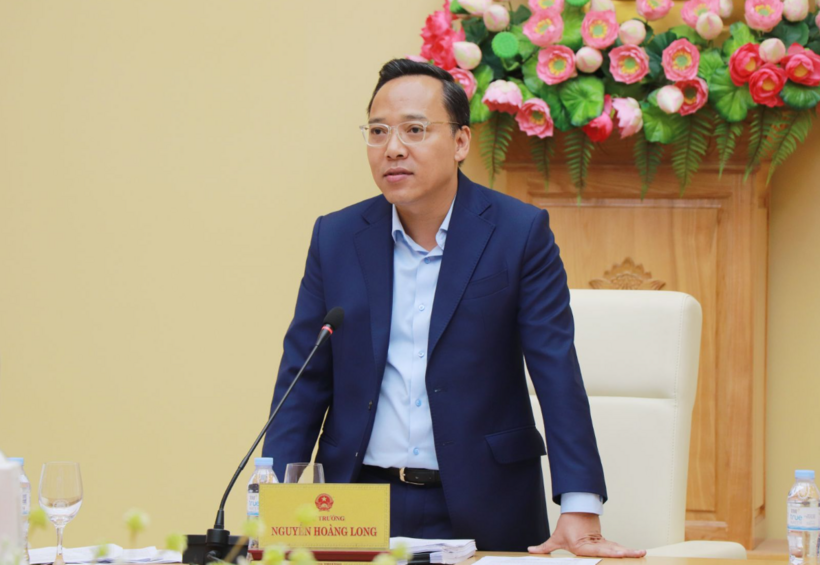 Deputy Minister Nguyen Hoang Long delivers the opening remarks at the meeting.