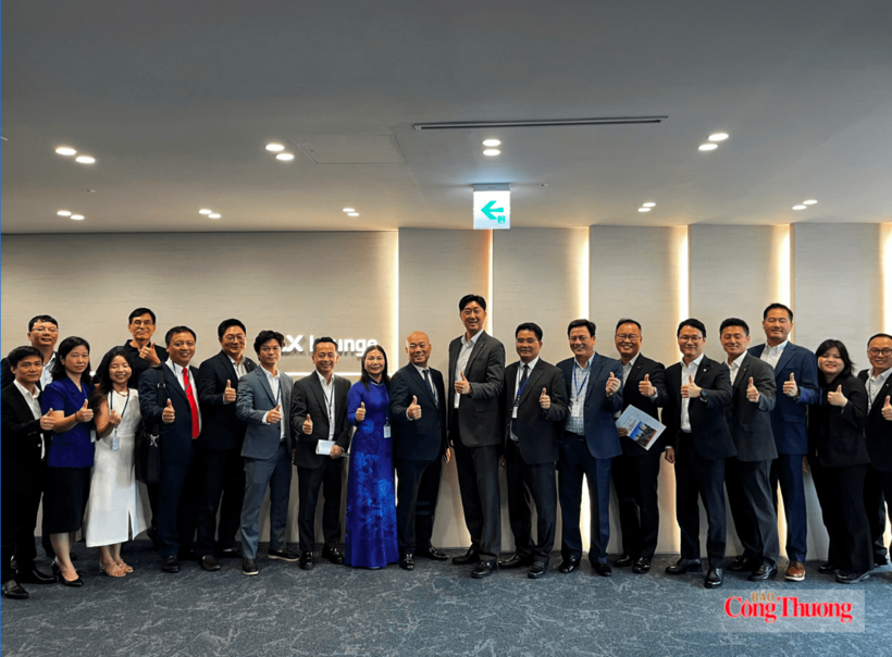 The Vietnamese delegation poses for a commemorative photo with leaders and representatives of LX International. Photo: Vietnam Trade Promotion Agency