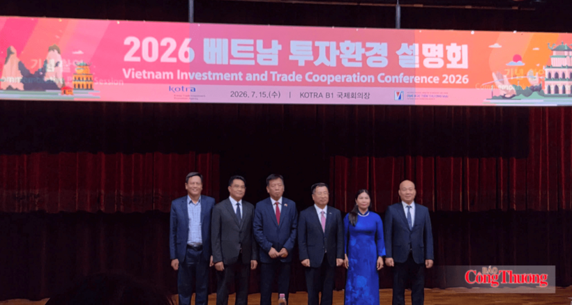 Leaders of Vietnam and the Republic of Korea pose for a commemorative photo. From left to right: Vu Kim Cu, Head of the Hung Yen Economic Zone Management Board; Le Quang Hoa, Vice Chairman of the Hung Yen Provincial People's Committee; Vu Ho, Vietnamese Ambassador to the Republic of Korea; Kang Kyung-sung, President and CEO of KOTRA; Tran Thi Tuyet Huong, Vice Chairwoman of the Hung Yen Provincial People's Council; and Vu Ba Phu, Director of the Vietnam Trade Promotion Agency under the Ministry of Industry and Trade. Photo: Vietnam Trade Promotion Agency