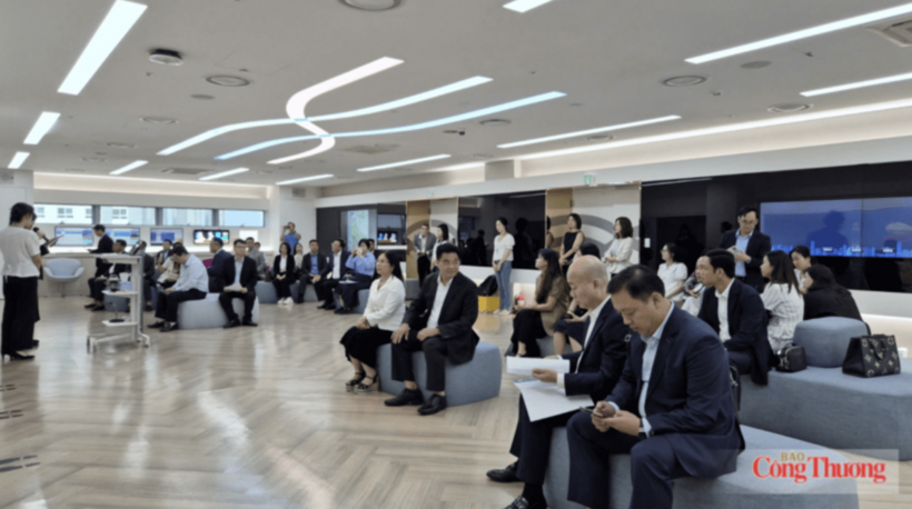 The Vietnamese delegation receives a presentation on the development history, master planning and operating model of the Incheon Free Economic Zone (IFEZ). Photo: Vietnam Trade Promotion Agency