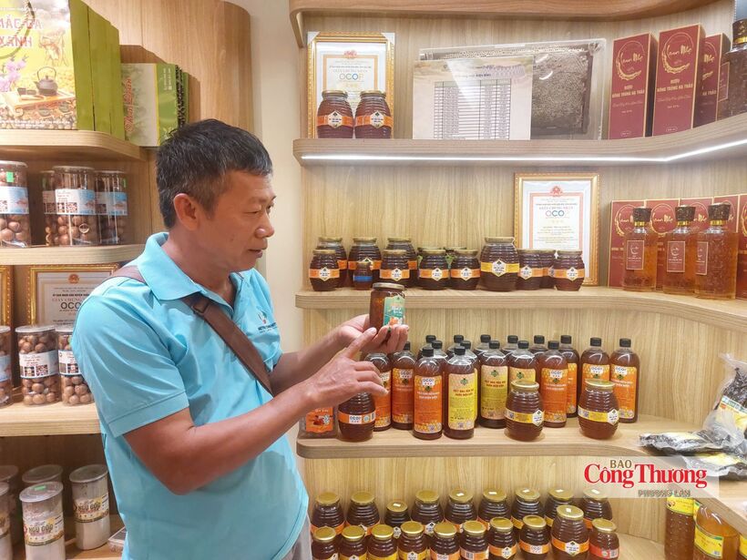 Northwestern honey is introduced to consumers in the capital.