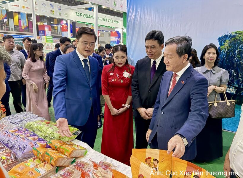 Vietnamese Ambassador to Laos Nguyen Minh Tam and Lao Deputy Minister of Industry and Commerce Phouthavanh Nanthavong visit the Nghe An provincial booth.