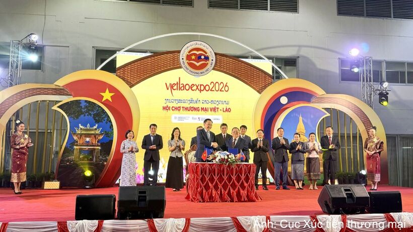 Vietnam National Chemical Group and the Phongsavanh Group sign a memorandum of understanding.