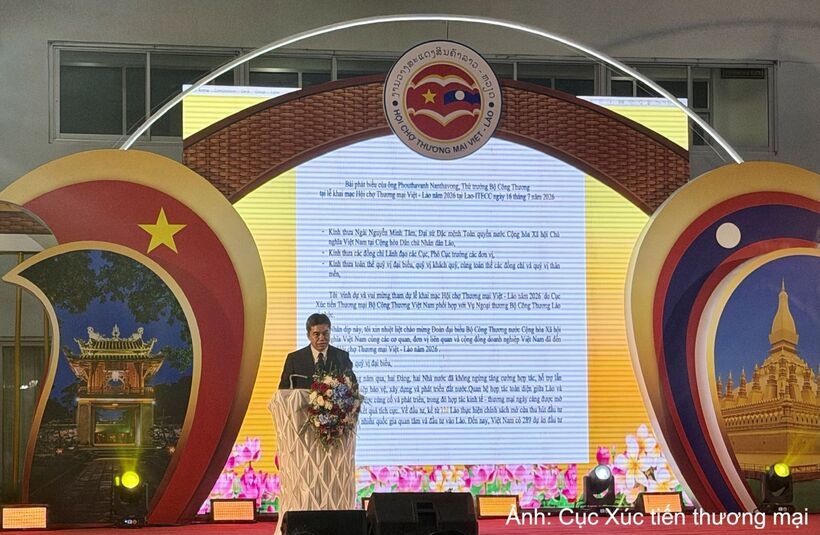 Lao Deputy Minister of Industry and Commerce Phouthavanh Nanthavong addresses the opening ceremony of the fair.