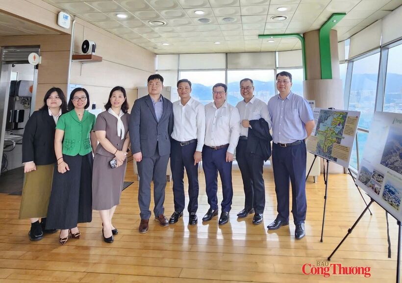 The delegation visits and studies the smart city model and new urban planning in Gyeonggi. Photo: VIETRADE