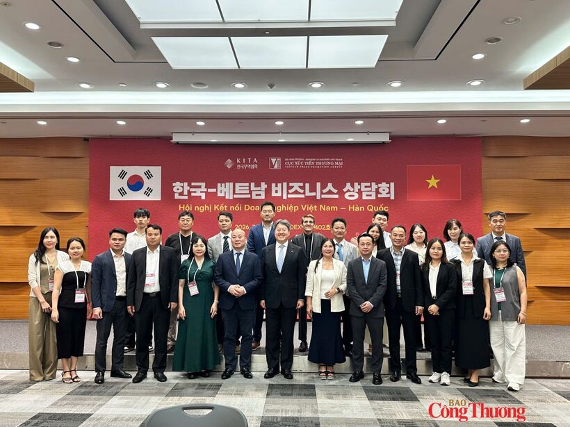 Vietnamese and RoK delegates pose for a group photo at the Vietnam - Republic of Korea Business Matching Conference. Photo: VIETRADE