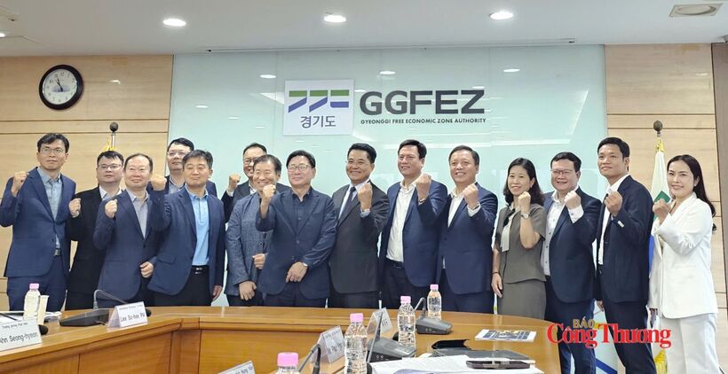 The Vietnamese delegation poses for a commemorative photo with leaders and representatives of the Gyeonggi Free Economic Zone Authority. Photo: VIETRADE