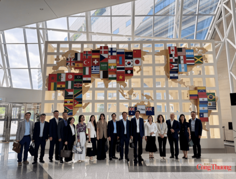 The Vietnamese delegation visits IFEZ to learn about its spatial planning and integrated industrial - urban - service development model. Photo: Vietnam Trade Promotion Agency.
