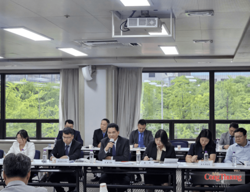 Le Quang Hoa, Vice Chairman of the Hung Yen Provincial People's Committee, discusses investment, trade and supply chain cooperation with KBIZ. Photo: Vietnam Trade Promotion Agency.