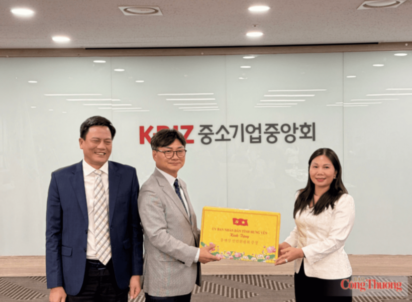 Representatives of Hung Yen Province present commemorative gifts to KBIZ representatives. Photo: Vietnam Trade Promotion Agency.