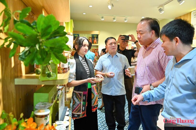 Tran Huu Linh, Director of the Agency for Domestic Market Surveillance and Development, visits exhibition booths at the program.