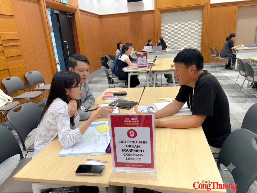 Representatives of Hapulico Group and RoK partners hold direct discussions during the B2B matchmaking sessions. Photo: VIETRADE