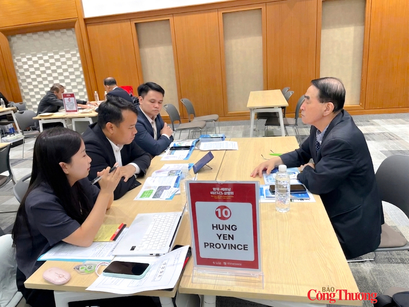 Representatives of Hung Yen province and RoK partners engage in direct discussions during the B2B matchmaking sessions. Photo: VIETRADE