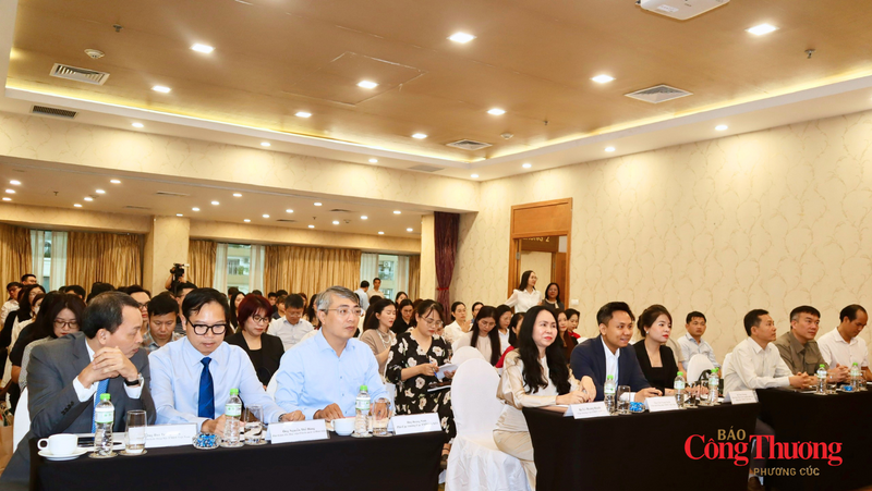 Delegates attend the conference introducing the Law on E-commerce and Decree No.248/2026/ND-CP.