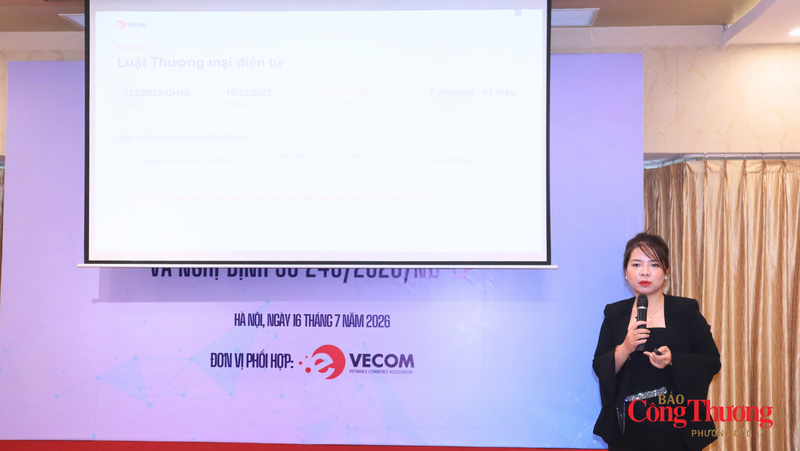 Tran Phuong, Deputy Head of the Human Resources Development Board of the Vietnam E-commerce Association, presents a report on sustainable e-commerce development, together with orientations for training and capacity building for businesses.