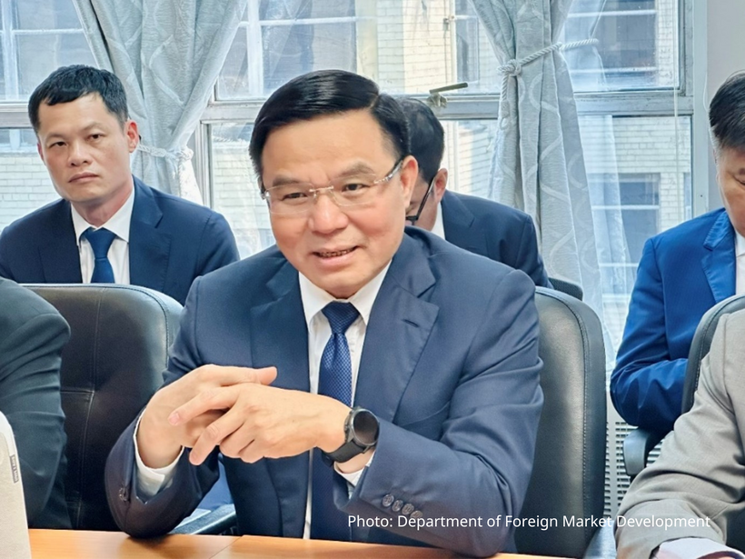 Minister of Industry and Trade Le Manh Hung holds talks with the Footwear Distributors and Retailers of America (FDRA).