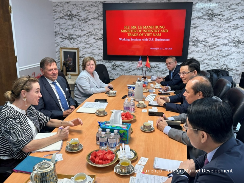 Minister of Industry and Trade Le Manh Hung holds talks with leaders of ExxonMobil.