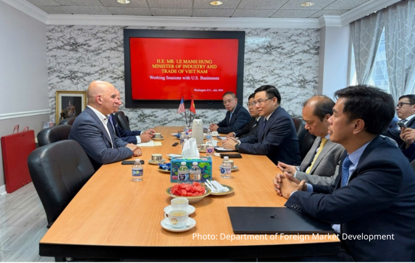 Minister of Industry and Trade Le Manh Hung holds talks with leaders of GE Vernova.