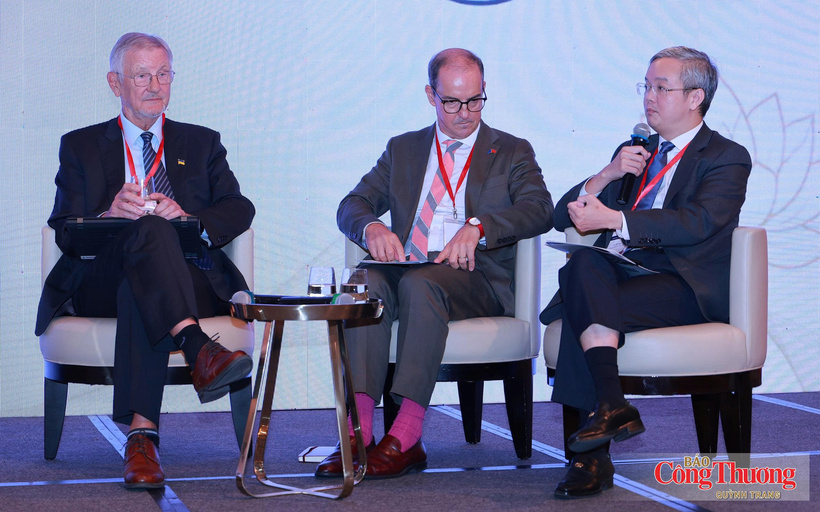 Dao Ngoc Tien, Vice President of Foreign Trade University, exchanges views with international experts on the digital economy and supply chain linkages. Photo: Quynh Trang
