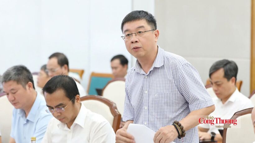 Pham Le Phu, Deputy General Director of Vietnam Electricity (EVN), reports at the working session.