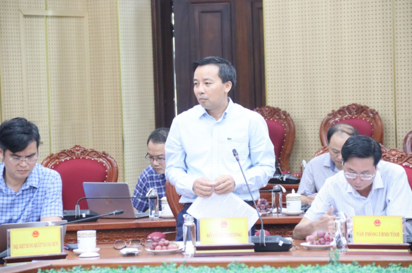Nguyen Thanh Man, Director of the Quang Ngai Department of Industry and Trade, reports on energy projects in the province.