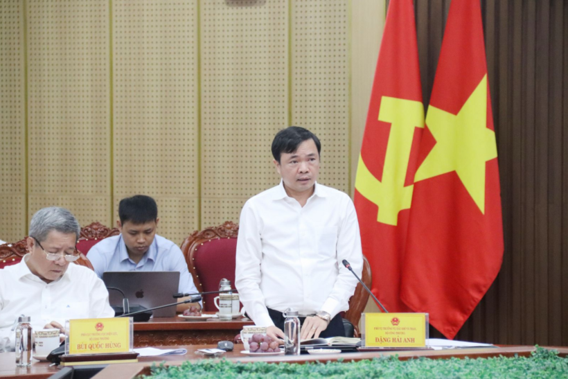 Dang Hai Anh, Deputy Director of Oil, Gas and Coal Department, gives comments at the meeting.