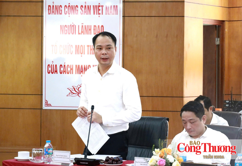 Ngo Khai Hoan, Chairman of the Board of Directors of VEAM, delivers remarks at the working session.