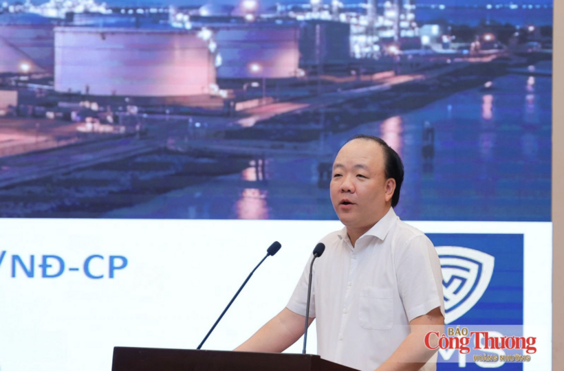 Tran Huu Linh, Director of the Agency for Domestic Market Management and Development under the Ministry of Industry and Trade, addresses the conference.