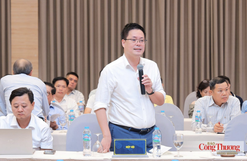 Representatives of industry associations contribute comments during the consultation conference.