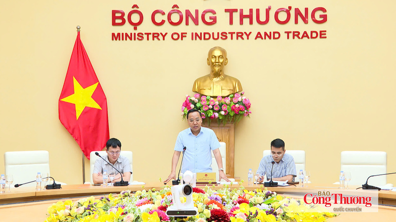 Deputy Minister of Industry and Trade Nguyen Hoang Long chairs the meeting.