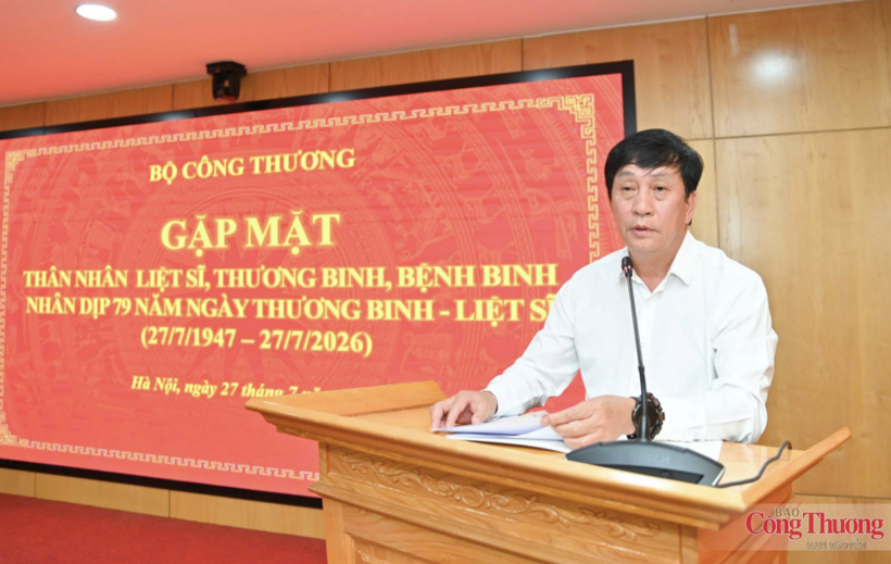 Phan Van Ban, Member of the Standing Committee and Standing Deputy Secretary of the MoIT Party Committee, delivers remarks at the gathering. Photo: Nam Nguyen