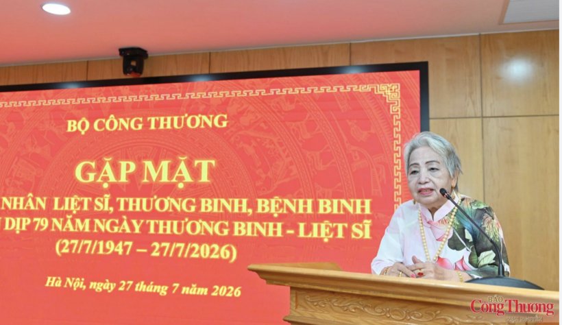 Heroic Vietnamese Mother Nguyen Thi Kim Loan recites a poem she compose and performs a song dedicated to the gathering. Photo: Nam Nguyen