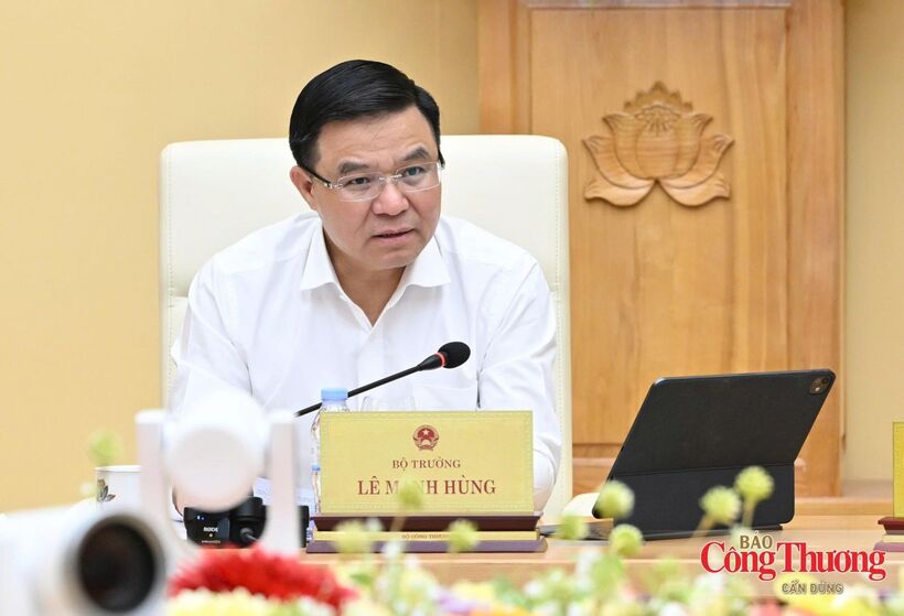Minister of Industry and Trade Le Manh Hung delivers directives at the conference.