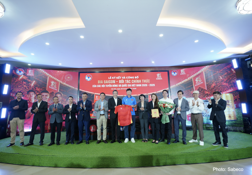 Representatives of the Vietnam Football Federation (VFF) present the Vietnam national team jersey to SABECO at the signing ceremony extending their strategic partnership through 2029.